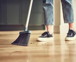 CleanStore Blue Wall-mounted Broom
