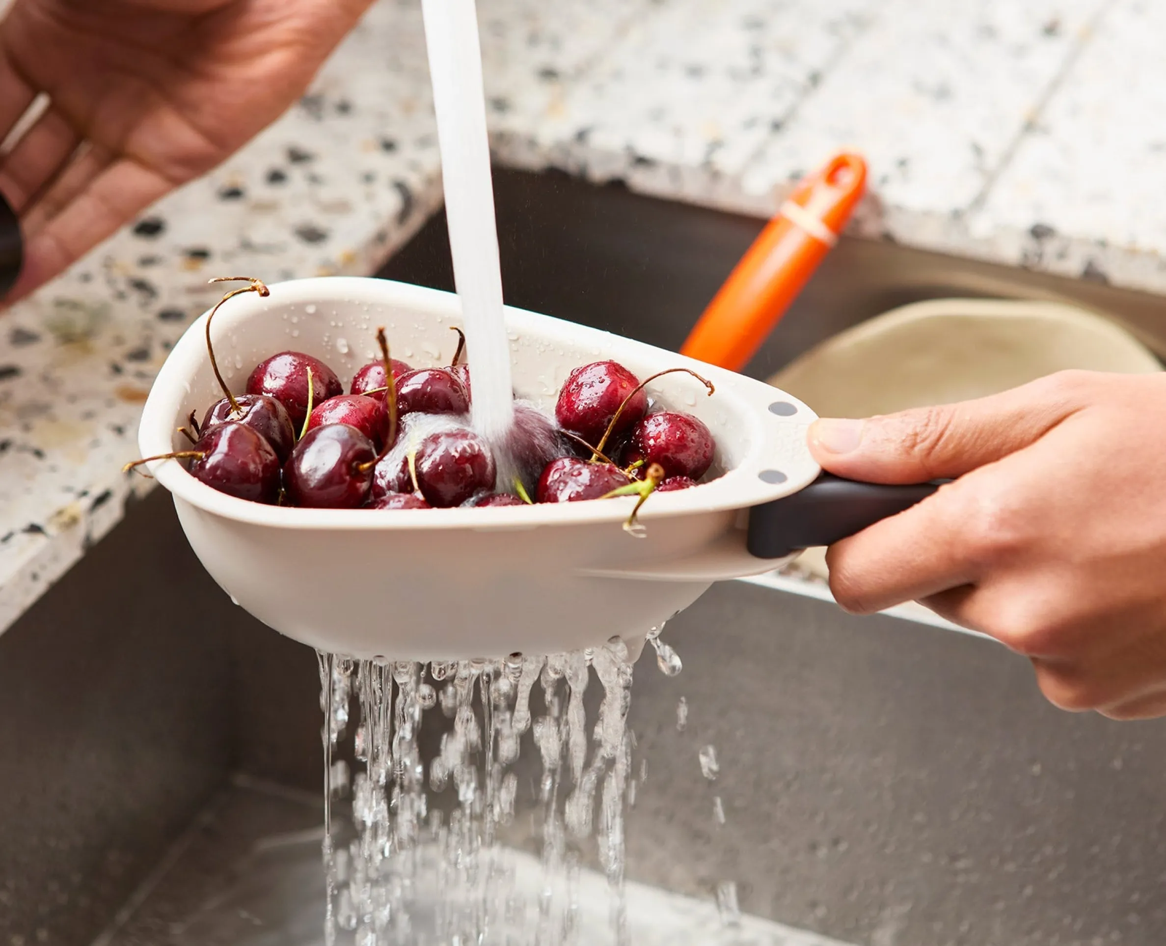 Droplet Mini White Colander with Folding Handle