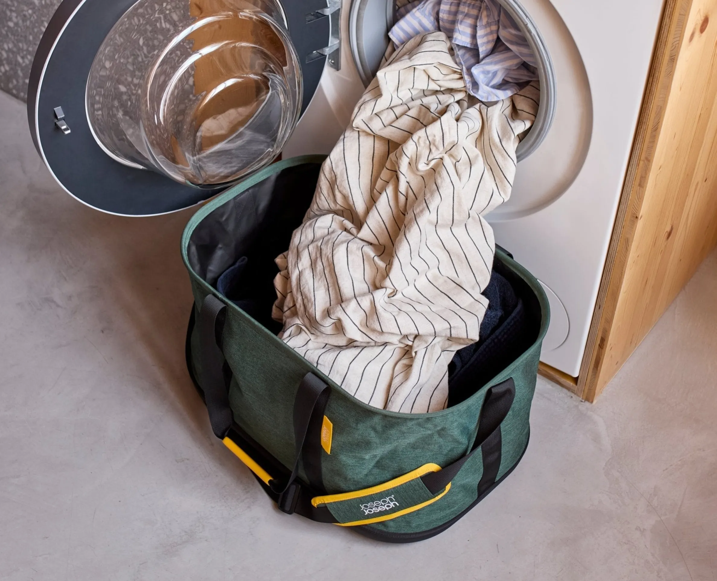 Hold-All™ Outdoor Green Collapsible 45L Laundry Basket